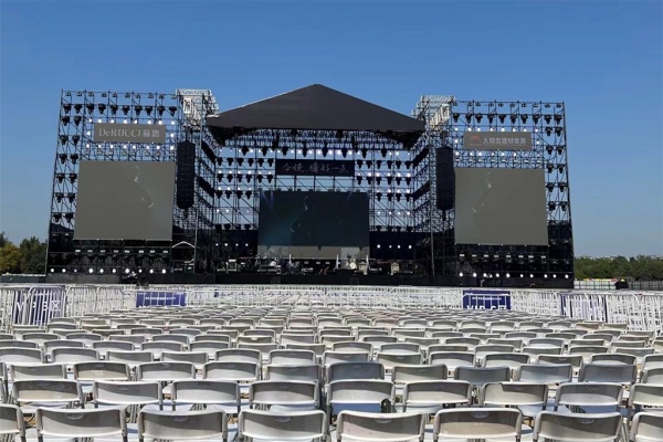  大型演唱会 霓虹灯光，多巴胺氛围